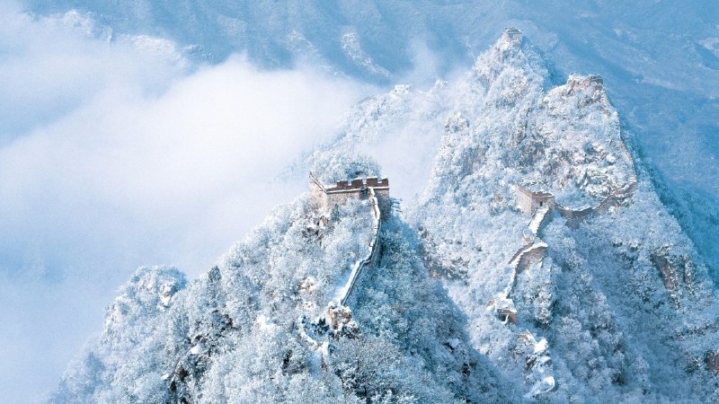 #Bing_Wallpaper银装素裹，巍峨壮丽被雪覆盖的长城，中国 (© View Stock/Alamy Stock Photo)4K