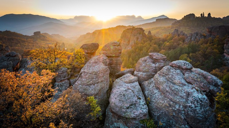 #Bing_Wallpaper刻在石头上贝洛格拉齐克石林，保加利亚 (© EvaL Miko/Shutterstock)4K | 1080P