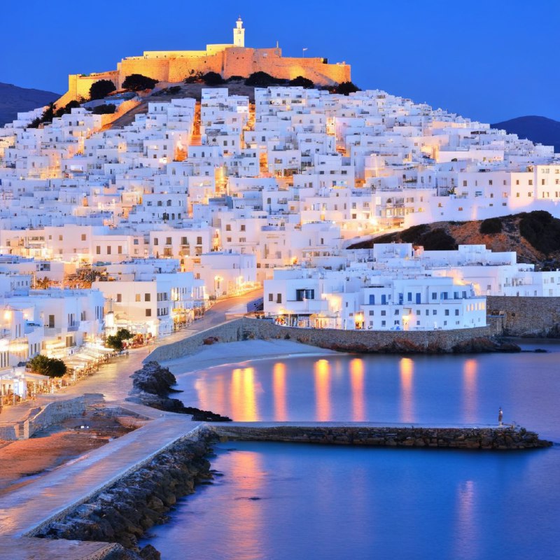 #Bing_Wallpaper“希腊基克拉泽斯群岛中的纳克索斯岛在暮色中显得格外迷人