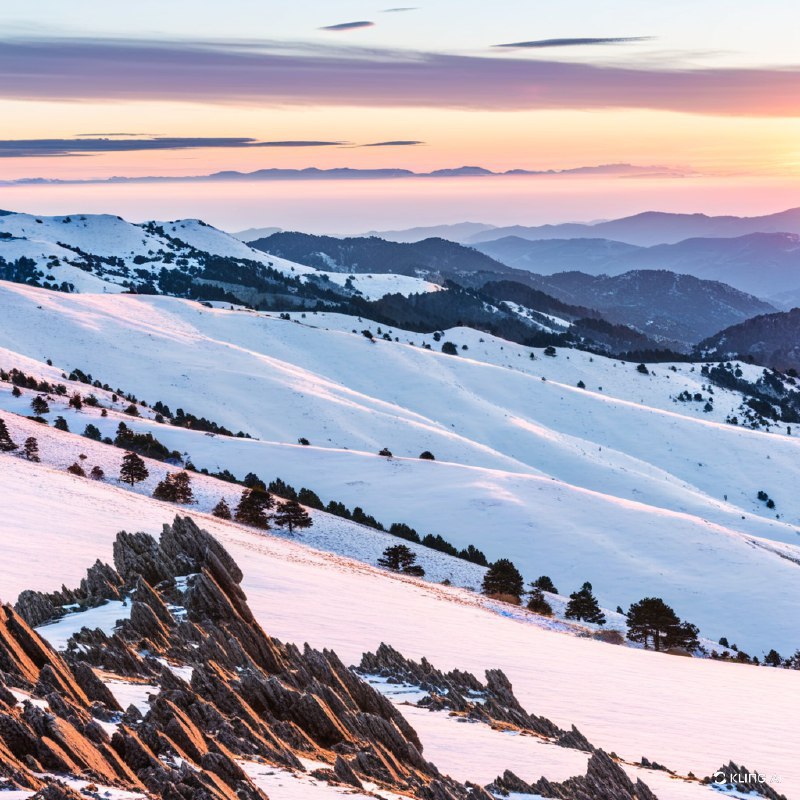 #Bing_Wallpaper壮丽的冬季景色展现在加泰罗尼亚比利牛斯山的科尔德阿雷斯，雪花点缀的起伏山丘与嶙峋的岩石露头映入眼帘