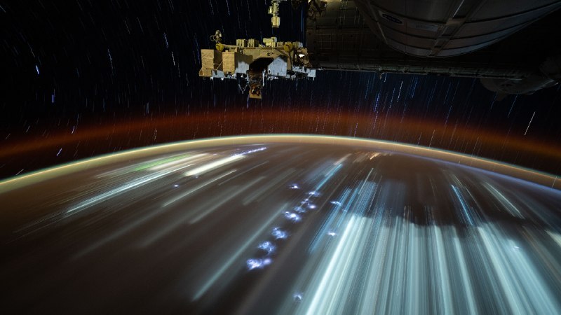 🖼 离开地球的第一步#Bing_Wallpaper离开地球的第一步城市灯光在下方划过, 拍摄于国际空间站 (© NASA)4K | 1080P