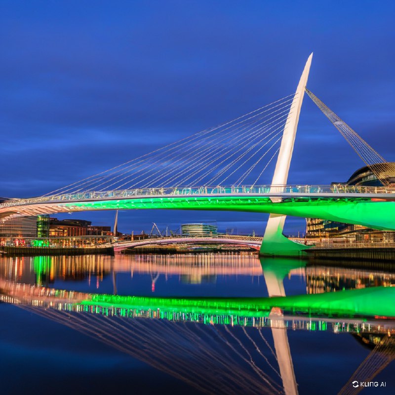 #Bing_Wallpaper"在爱尔兰都柏林圣帕特里克节庆祝活动中，塞缪尔·贝克特桥展现出迷人的夜景