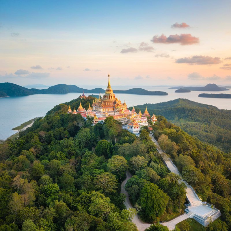 #Bing_Wallpaper在黄昏时分俯瞰泰国班克鲁特的唐赛寺壮丽景色