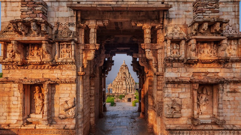 #Bing_Wallpaper忠勇的雕刻石奇陶尔加尔堡, 拉贾斯坦邦, 印度 (© chetansoni/Shutterstock)4K | 1080P