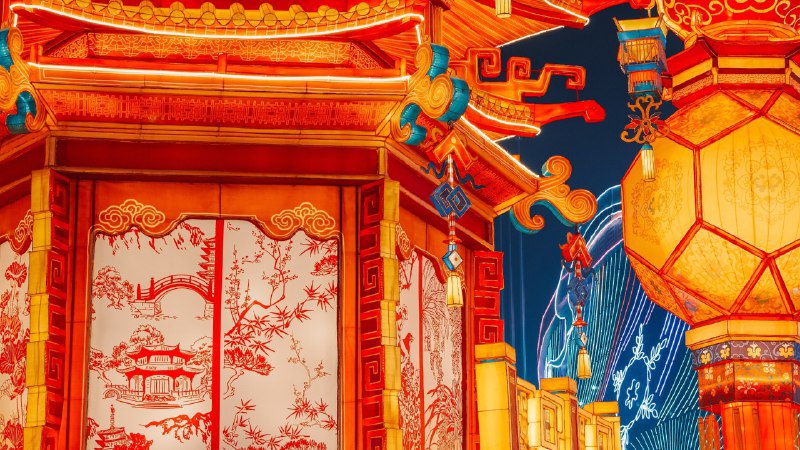 #Bing_Wallpaper花灯映月，团圆吉祥元宵节期间悬挂的宫灯，北京自贡灯会现场，北京，中国 (© Grisha Bruev/Shutterstock)4K | 1080P