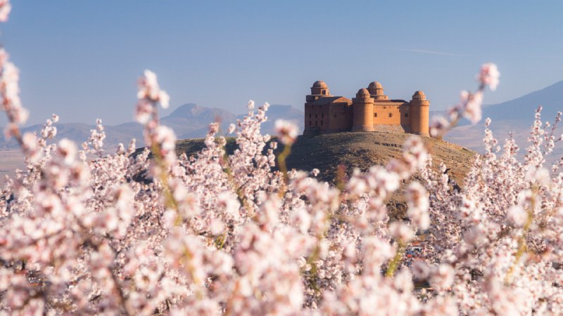 #Bing_Wallpaper梦幻城堡！卡拉奥拉城堡，格拉纳达，西班牙 (© Ugo Mellone/eStock Photo)4K