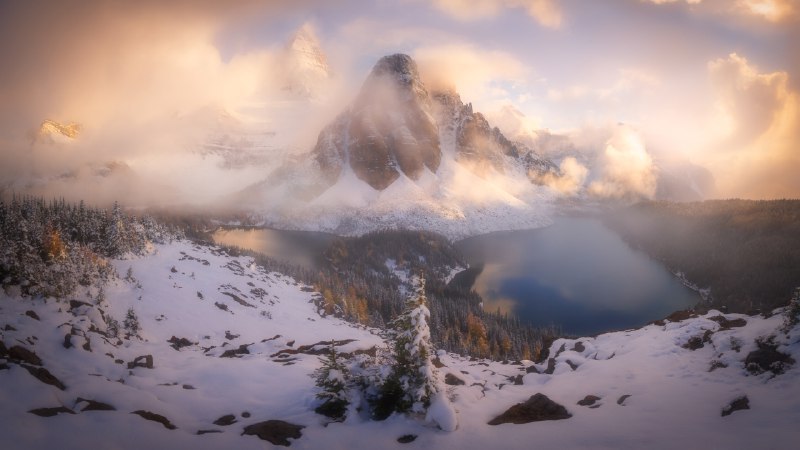 #Bing_Wallpaper山峰从云层中探出头来日落时分风暴渐渐消散，阿西尼博因山省立公园，加拿大 (© Jeff Lewis/TANDEM Stills + Motion)4K