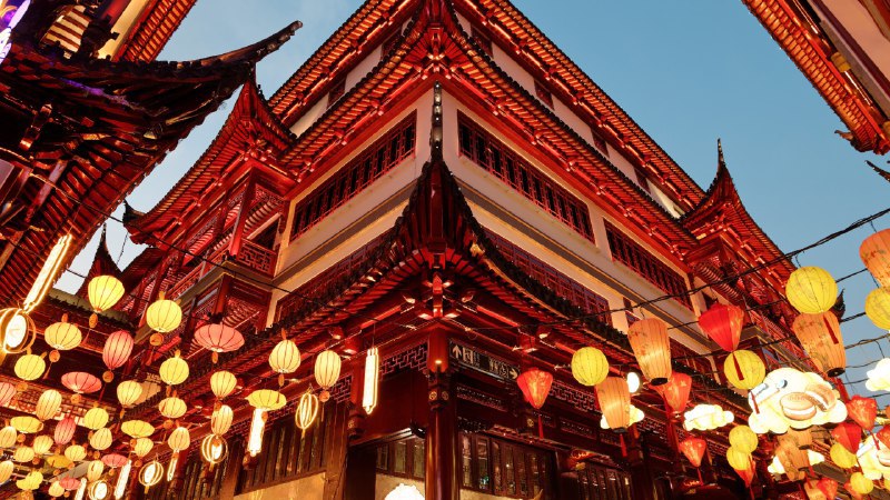 #Bing_Wallpaper喜气洋洋的元宵节上海豫园的灯会，元宵节，上海市，中国 (© atiger/Shutterstock)4K