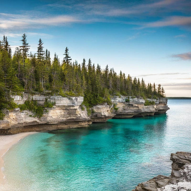 #Bing_Wallpaper“安大略省加拿大布鲁斯半岛国家公园，壮丽的悬崖俯瞰着一片宁静的碧绿海湾，周围环绕着茂密的常青树林