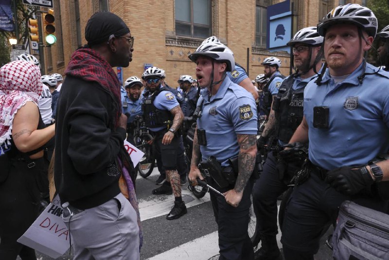 美国6月14日举行阅兵式但爆发“不要国王”大规模抗议活动