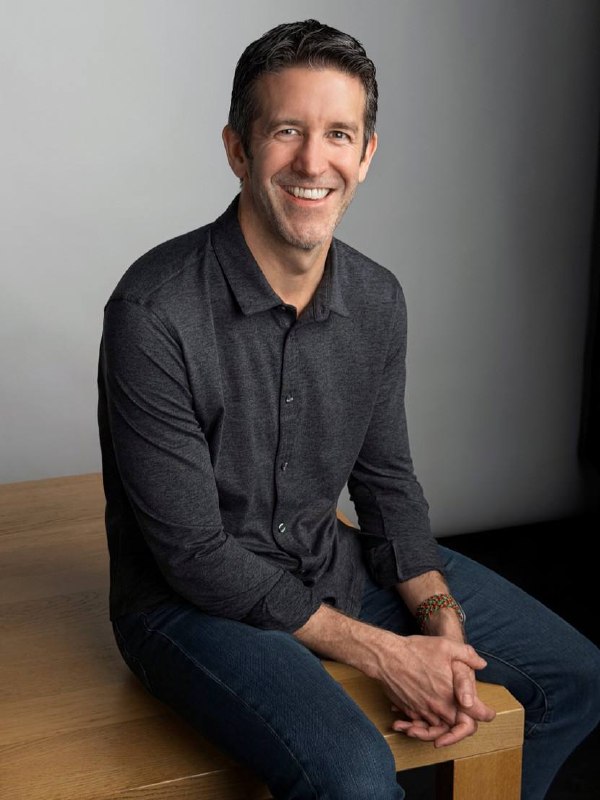 苹果公司4月20日宣布，首席执行官蒂姆·库克将于9月1日起转任董事会执行主席，负责硬件工程的高级副总裁约翰·特努斯将从接替库克担任首席执行官