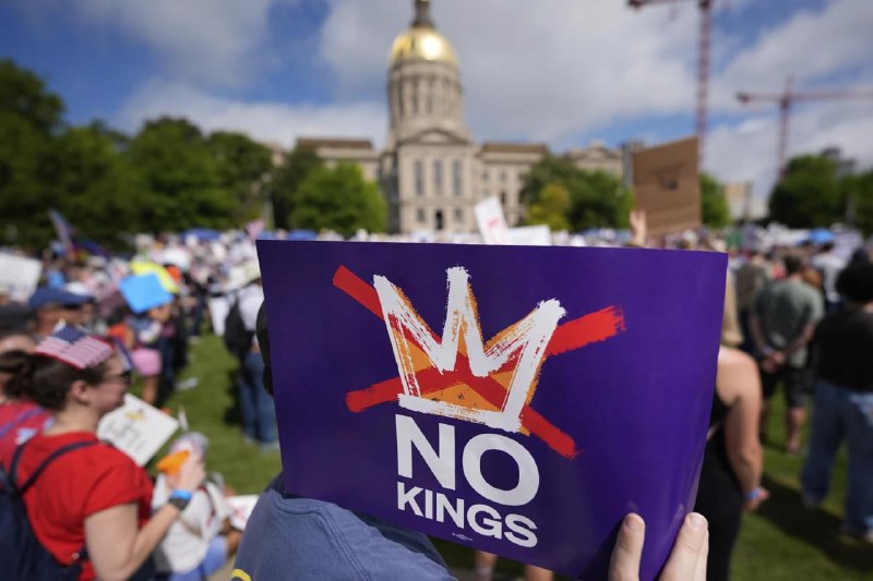 美国6月14日举行阅兵式但爆发“不要国王”大规模抗议活动